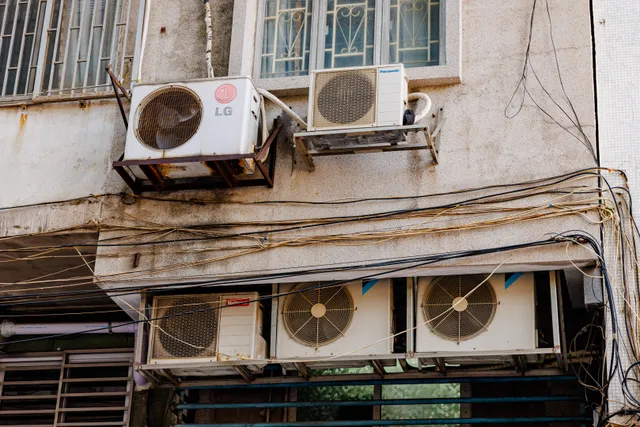 Foto de ar-condicionado 12000 BTU: Compare o preço de ar-condicionado 12000 BTU em diferentes países e veja quanto esse custo pesa no salário médio local