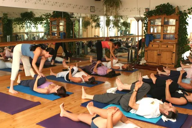 Foto de aula de yoga avulsa: Compare o preço de aula de yoga avulsa em diferentes países e veja quanto esse custo pesa no salário médio local
