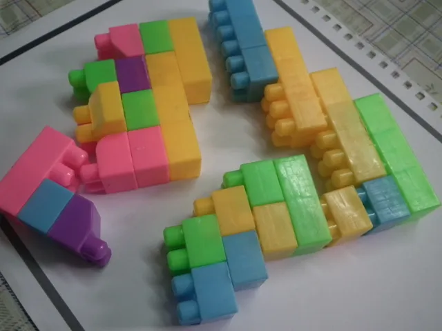 Foto de brinquedo de blocos: Compare o preço de brinquedo de blocos em diferentes países e veja quanto esse custo pesa no salário médio local