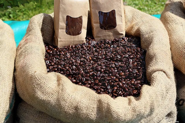 Foto de café 500g: Compare o preço de café 500g em diferentes países e veja quanto esse custo pesa no salário médio local