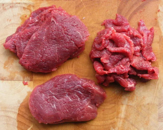 Foto de carne bovina 1kg: Compare o preço de carne bovina 1kg em diferentes países e veja quanto esse custo pesa no salário médio local