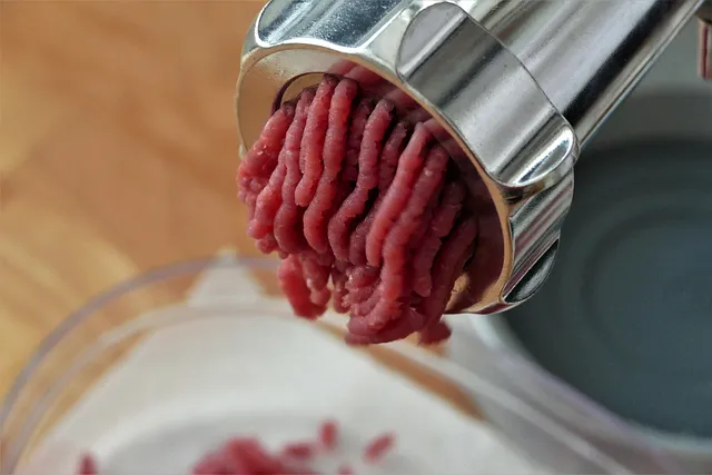 Foto de carne moída 1kg: Compare o preço de carne moída 1kg em diferentes países e veja quanto esse custo pesa no salário médio local
