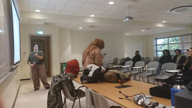 Foto de curso de inglês mensal: Compare o preço de curso de inglês mensal em diferentes países e veja quanto esse custo pesa no salário médio local