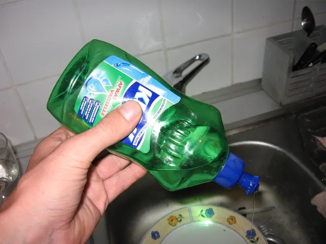 Foto de detergente de louça 500ml: Compare o preço de detergente de louça 500ml em diferentes países e veja quanto esse custo pesa no salário médio local