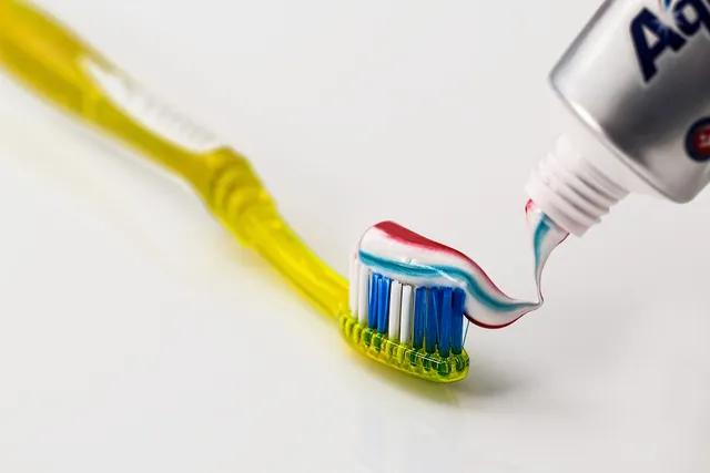 Foto de escova de dentes: Compare o preço de escova de dentes em diferentes países e veja quanto esse custo pesa no salário médio local