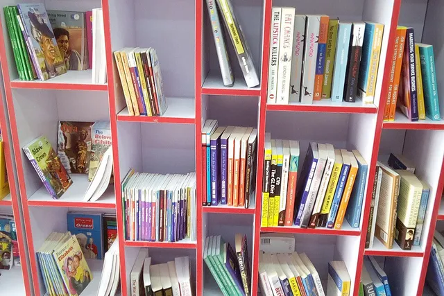 Foto de estante de livros: Compare o preço de estante de livros em diferentes países e veja quanto esse custo pesa no salário médio local
