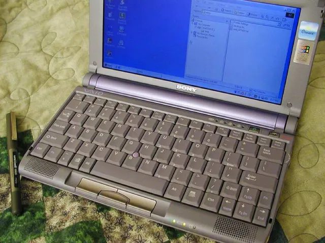 Foto de notebook básico: Compare o preço de notebook básico em diferentes países e veja quanto esse custo pesa no salário médio local