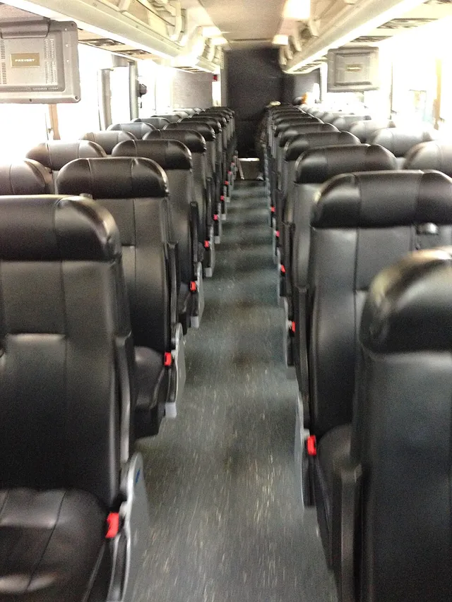 Foto de ônibus intermunicipal 100km: Compare o preço de ônibus intermunicipal 100km em diferentes países e veja quanto esse custo pesa no salário médio local