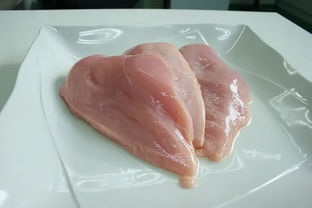 Foto de peito de frango 1kg: Compare o preço de peito de frango 1kg em diferentes países e veja quanto esse custo pesa no salário médio local