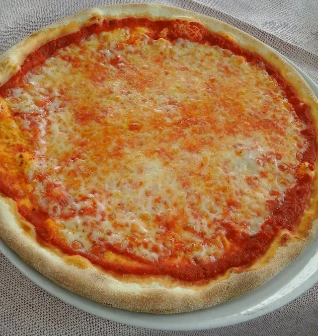 Foto de pizza marguerita: Compare o preço de pizza marguerita em diferentes países e veja quanto esse custo pesa no salário médio local