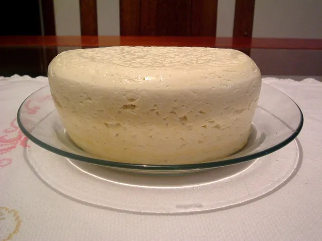 Foto de queijo 1kg: Compare o preço de queijo 1kg em diferentes países e veja quanto esse custo pesa no salário médio local
