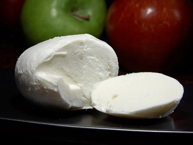 Foto de queijo muçarela 1kg: Compare o preço de queijo muçarela 1kg em diferentes países e veja quanto esse custo pesa no salário médio local
