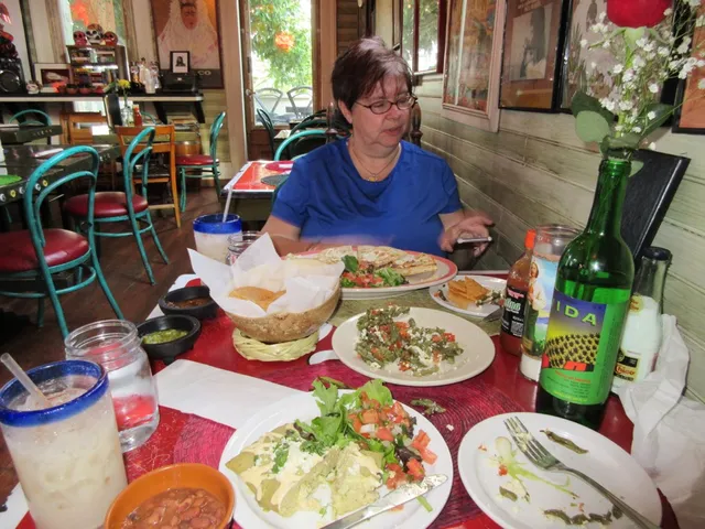 Foto de refeição simples em restaurante: Compare o preço de refeição simples em restaurante em diferentes países e veja quanto esse custo pesa no salário médio local