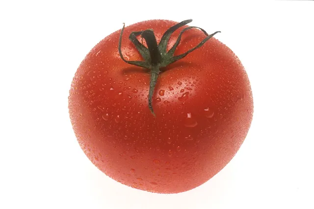 Foto de tomate 1kg: Compare o preço de tomate 1kg em diferentes países e veja quanto esse custo pesa no salário médio local